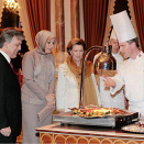 The King and Queen and President and Mrs Gül admire the seafood buffet together with chef Jostein Medhus. (Photo: Lise Åserud, Scanpix)